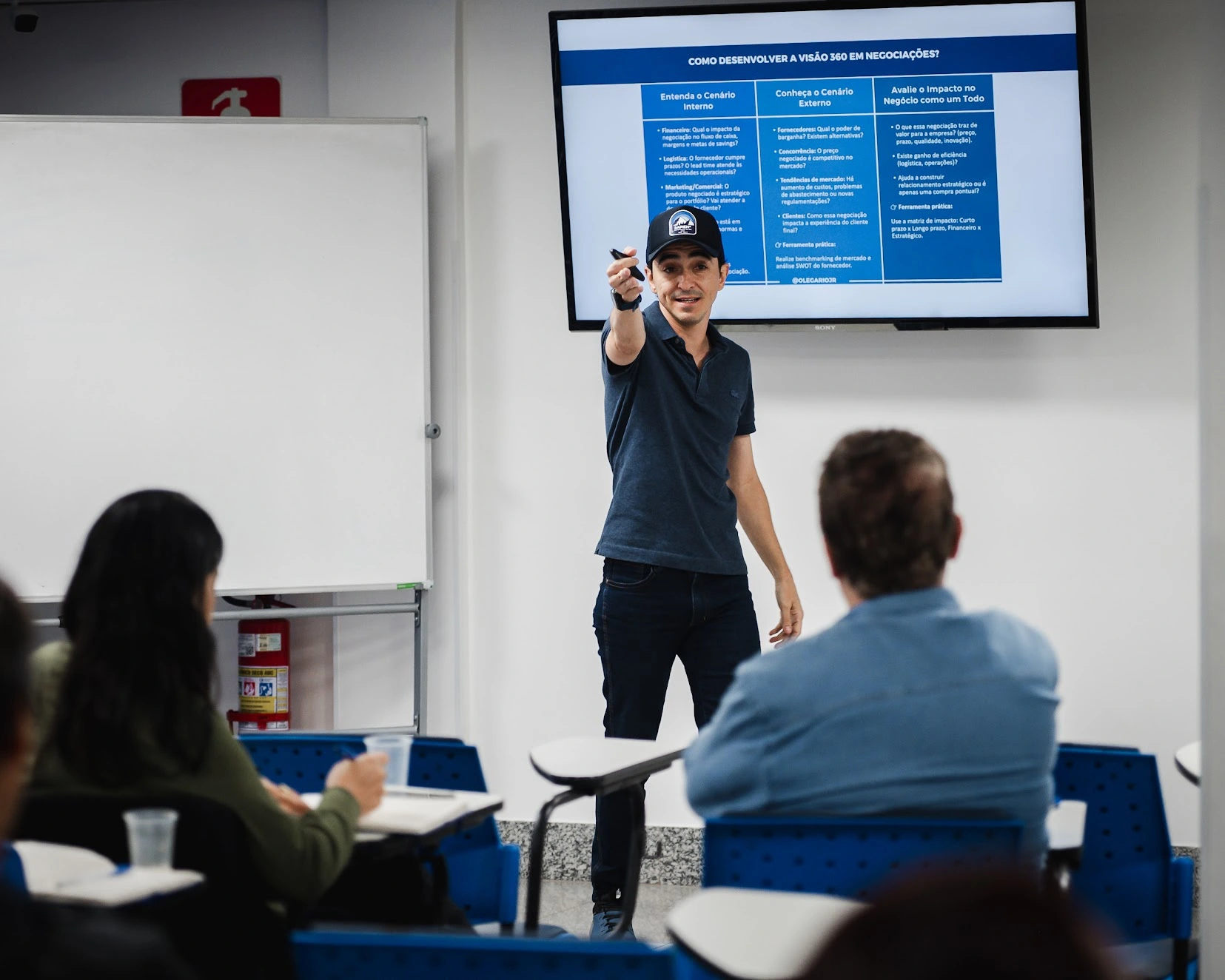 Olegário Silva apresentando treinamento